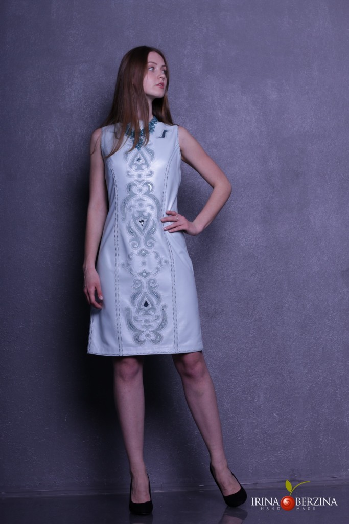 Платье из перламутровой кожи нежно-голубого цвета с аппликацией ручной работы из различных оттенков кожи.