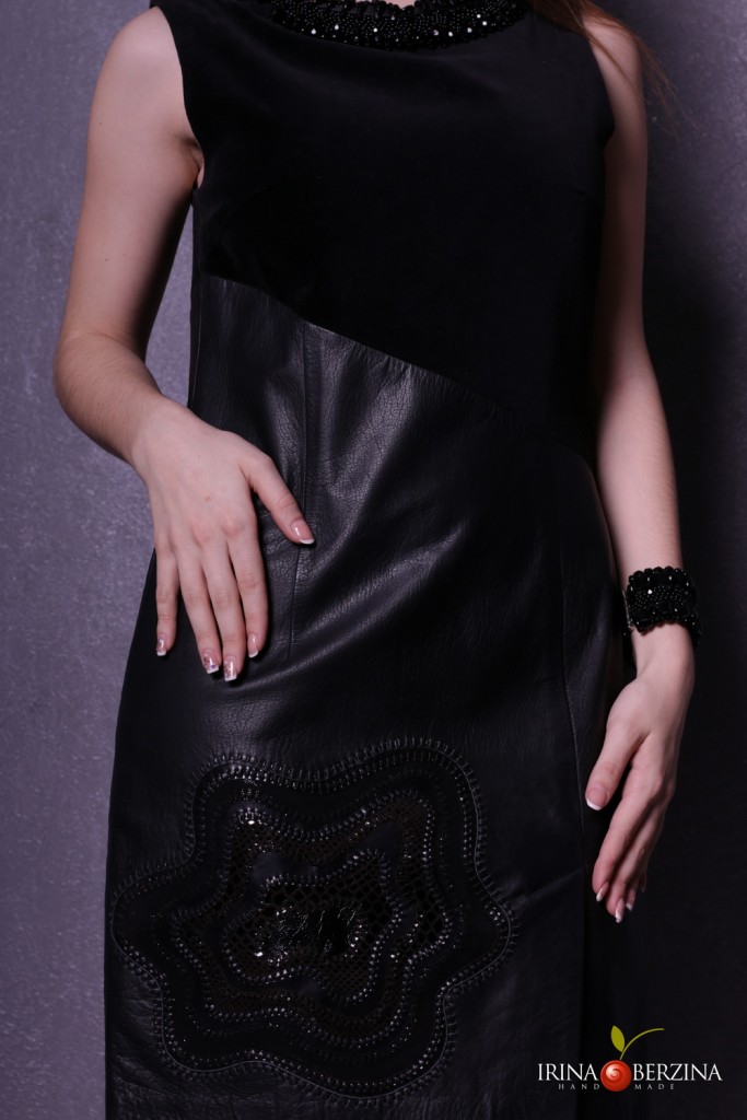 Платье из чёрной кожи с бархатом и аппликацией чёрным лаком