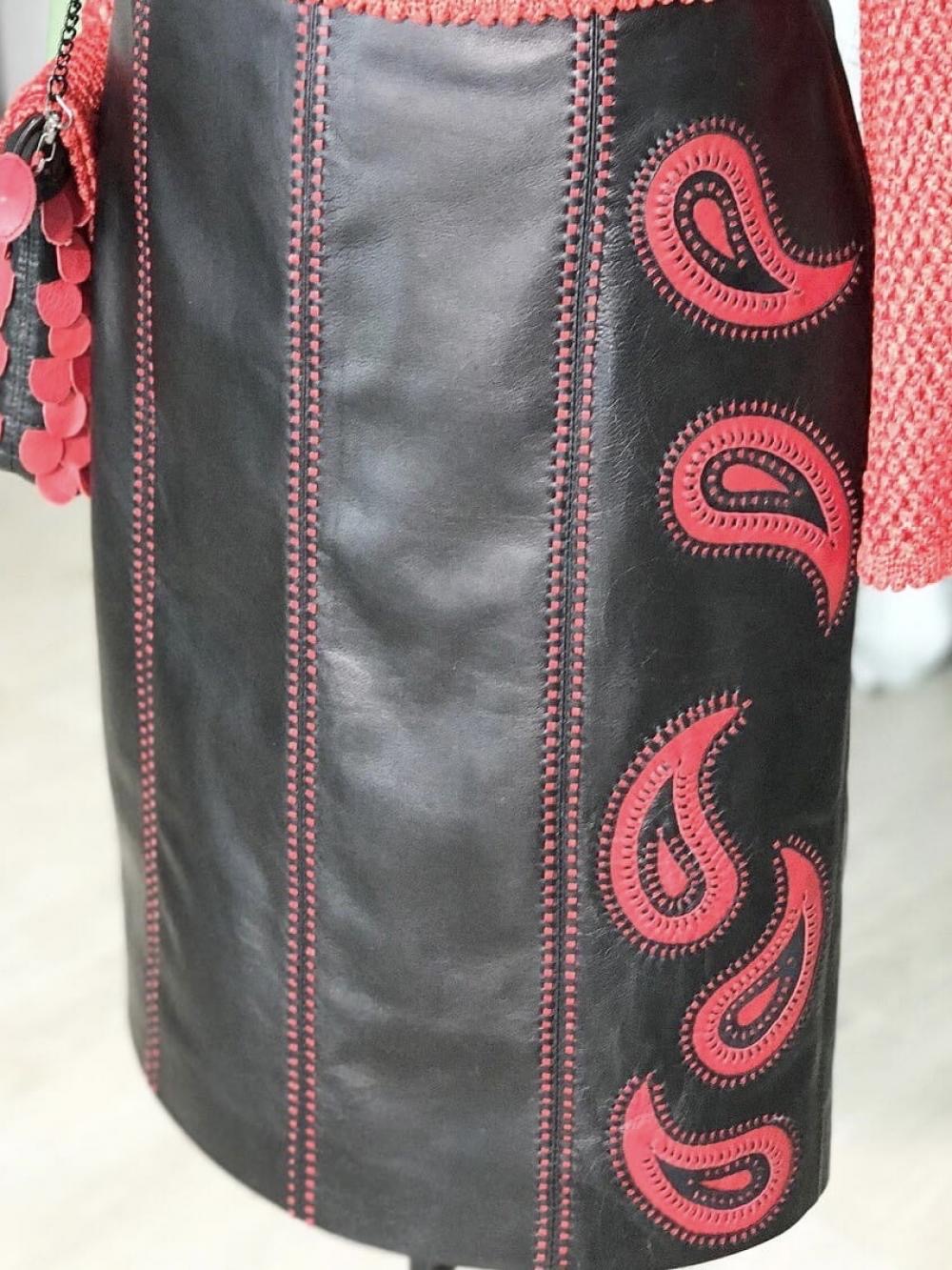 картинка кожаные  "Шани" - Юбка из кожи, черная с красными аппликациями от Ирины Берзиной