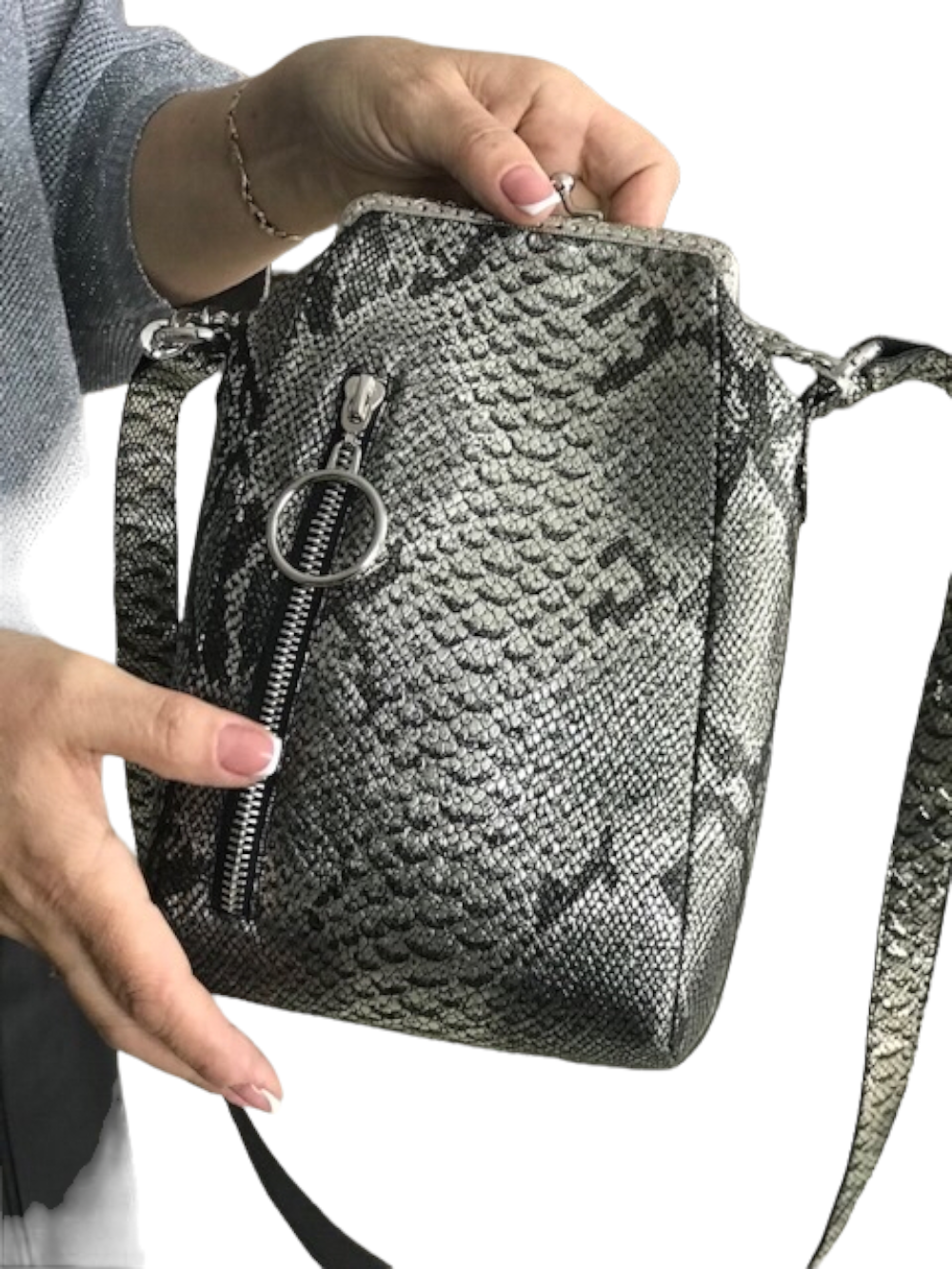 картинка кожаные   "Тиффани-08" - Женская кожаная сумка с фермуаром. Серебро с черным, тиснение под питона от Ирины Берзиной